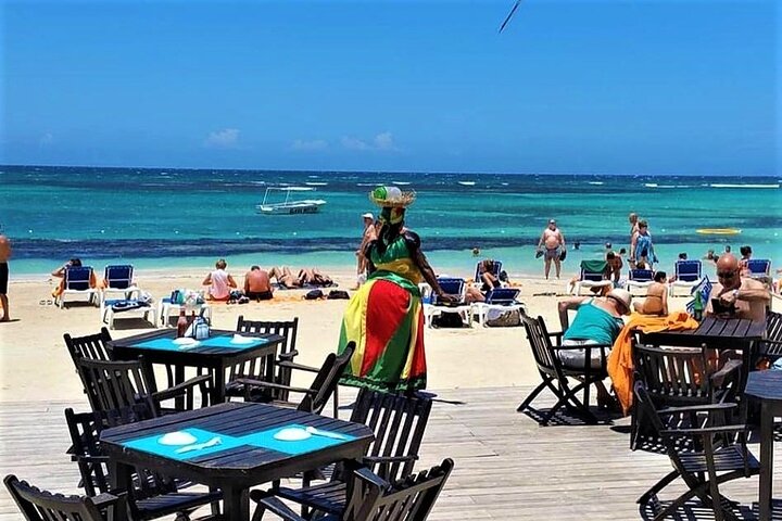 Ocho Rios: Bamboo Blu Beach Day with Transfers & Admission